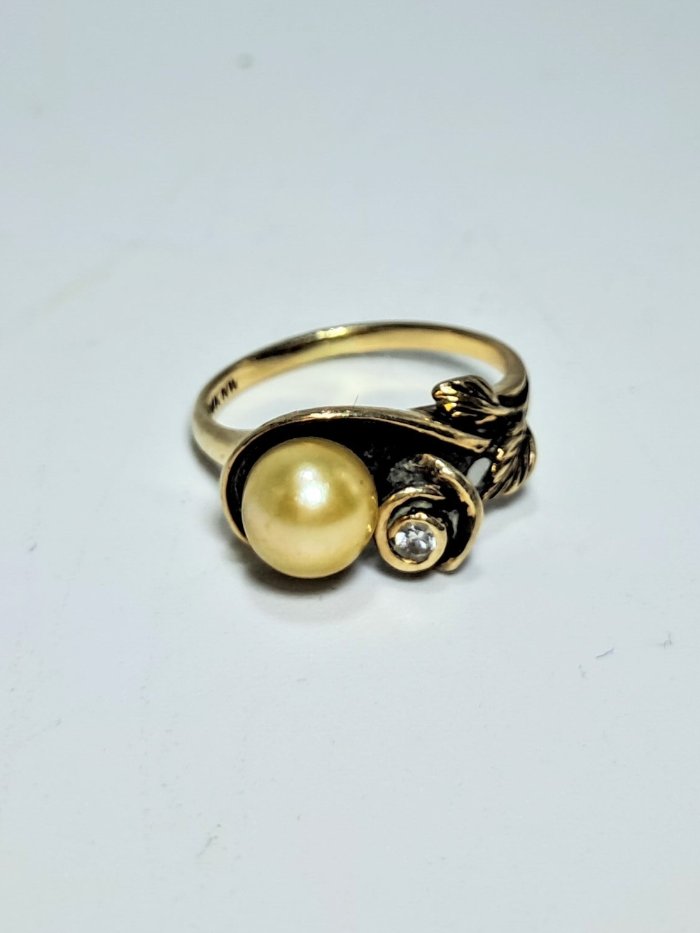 Vintage 14K Yellow Gold Cultured Pearl & Diamond Accent Leaf Ring Size 5.5 - Picture 2 of 5